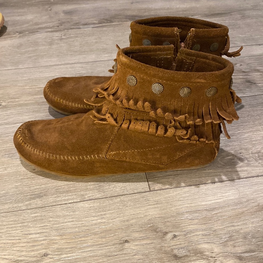 Minnetonka bootie moccasins size 9